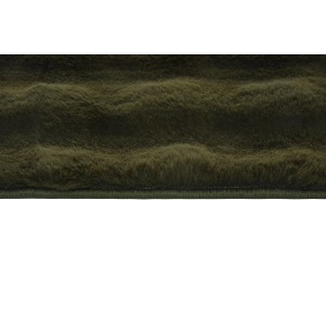 Zbliżenie oliwkowozielonego dywanu shaggy t.b.t.