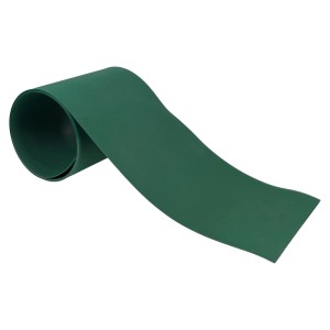 Zielona mata ogrodzeniowa t.b.t. w rolce, idealna do zapewnienia prywatności w ogrodzie.