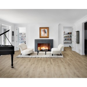 Jasny salon z zamontowanymi panelami winylowymi. W tle kominek i pianino.