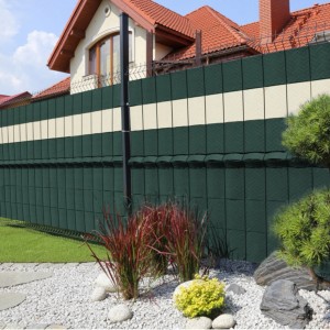 Zielona i beżowa mata na ogrodzenie t.b.t. jako osłona w ogrodzie.