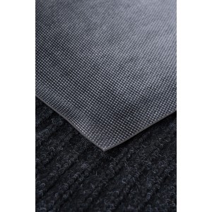 Szara wycieraczka t.b.t. o teksturowanej powierzchni i ciemnym włosiu.