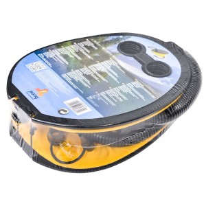 Zapakowane akcesoria kempingowe t.b.t. w kolorze żółto-czarnym.