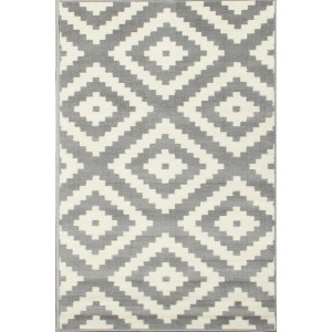 Szary dywan z krótkim włosiem we wzór rombów.