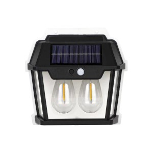 Czarna solarna lampa ścienna t.b.t. w kształcie latarni z dwiema żarówkami LED.