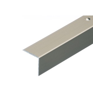 Aluminiowy profil w kształcie litery L z rowkowaną powierzchnią do schodów i krawędzi.