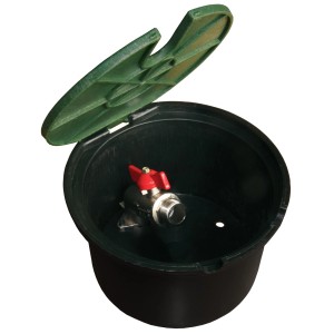 t.b.t. do nawadniania podziemnego z zieloną pokrywą i czerwonym zaworem.