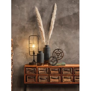 Dekoracyjna kompozycja z trawy pampasowej z lampą i zębatkami na komodzie.