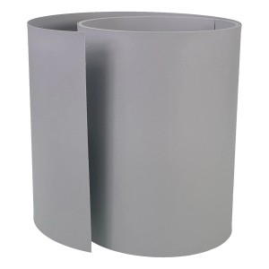 Szara mata osłonowa na ogrodzenie, elastyczna i nieprzezroczysta.