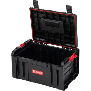 Otwarty kufer narzędziowy Qbrick System Pro, 24x45x33cm, czarny z czerwoną uszczelką.