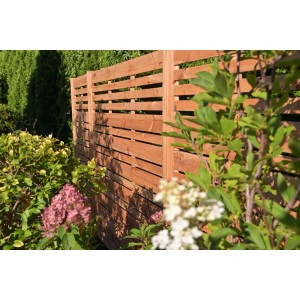 Drewniany panel ogrodzeniowy z poziomymi listwami w ogrodzie.