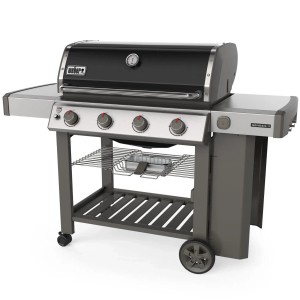 Grill gazowy Weber z czterema palnikami, czarny i srebrny.