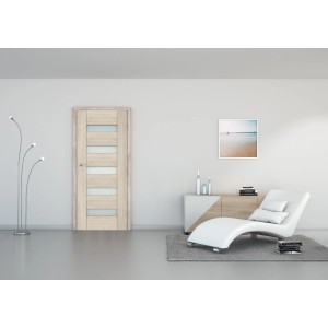 Jasne drewniane drzwi z wstawkami szklanymi w nowoczesnym salonie.