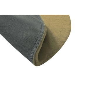 Zbliżenie beżowego dywanu shaggy z niebieskim obramowaniem.