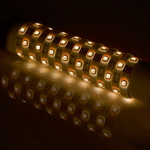 Zwinięta taśma LED z ciepłym białym światłem. Kategoria: Oświetlenie LED.