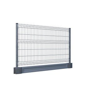 Szary panel ogrodzeniowy z siatką drucianą i betonową podstawą do ogrodu.