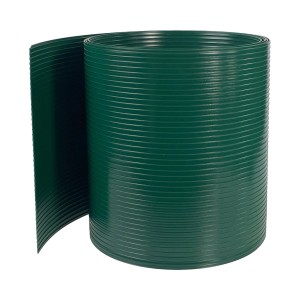 Zielona mata ogrodzeniowa t.b.t. w rolce, idealna jako osłona prywatności w ogrodzie.