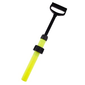 Żółta pompka ręczna t.b.t. do instalacji wodnych.