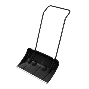 Czarna łopata do śniegu z uchwytem do odśnieżania.