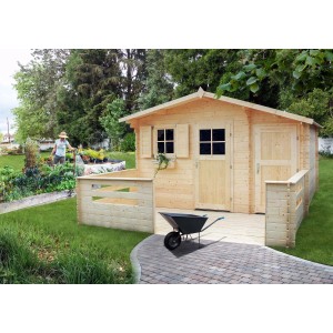 Drewniany domek ogrodowy t.b.t. z tarasem i taczką w ogrodzie.