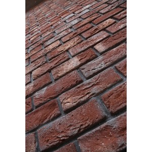 Ściana z czerwonej cegły licowej / klinkieru t.b.t. do użytku wewnętrznego i zewnętrznego.