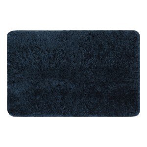 Niebieski, prostokątny dywanik łazienkowy z puszystą powierzchnią.
