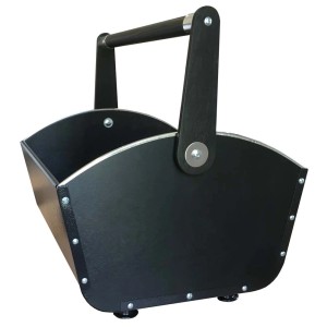 Czarny drewniany kosz na drewno kominkowe, akcesoria kominkowe.