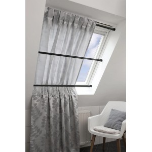 Czarny drążek rozporowy Gardinia (90-140cm) na oknie dachowym z zasłoną.