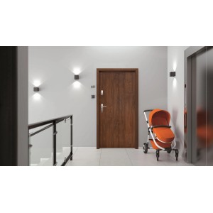 Brązowe drzwi zewnętrzne w nowoczesnym korytarzu z wózkiem i windą.
