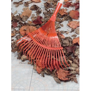 Grabie wachlarzowe z 22 zębami do zbierania liści i odpadów ogrodowych.