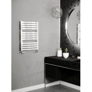 Grzejnik t.b.t., chromowany grzejnik na ręczniki na szarej ścianie.