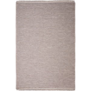 Beżowy dywan t.b.t. z krótkim włosiem i delikatnymi poziomymi liniami.