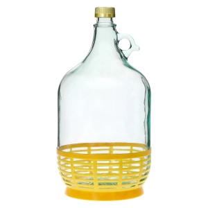 Szklany balon z żółtym koszem do winiarstwa i przetwórstwa.