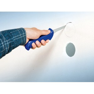 Ręka wycina otwór w białej ścianie gipsowo-kartonowej za pomocą piły do płyt gipsowych LUX Classic.