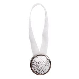 Magnetyczny podwiązek do zasłon i firan z białą wstążką.