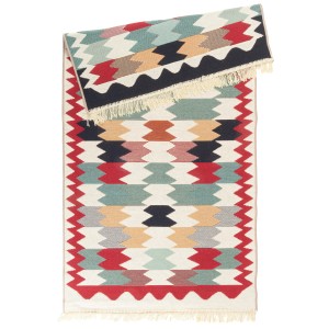 t.b.t. Dywan krótkowłosy z geometrycznym wzorem w kolorze czerwonym, niebieskim, beżowym i zielonym.