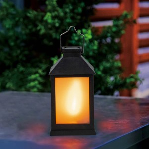 Czarny lampion solarny z efektem płomienia do ogrodu i na patio.