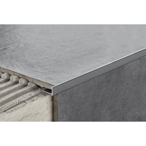 Srebrny profil t.b.t. do płytek, zbliżenie.