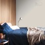 Sypialnia z farbą do ścian w jasnym odcieniu. Kolorowe farby do ścian.