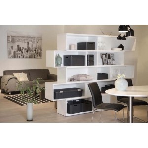 Dekoracyjny regał z czarnymi pojemnikami do przechowywania t.b.t. w salonie.