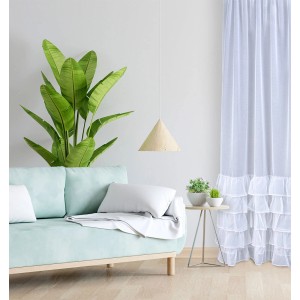 Biała firana z falbanami (t.b.t.) w salonie.