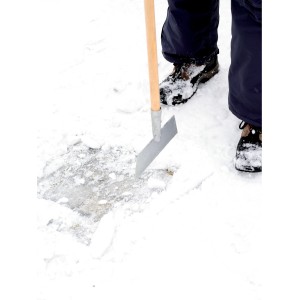 Odśnieżarka z drewnianą rączką w użyciu, Kategoria: Łopaty do śniegu.