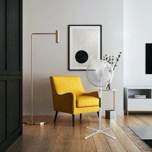 Biały wentylator stojący w salonie. Wentylator dla przyjemnego chłodzenia.