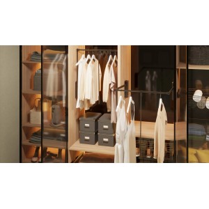 Otwarta szafa z ubraniami i pudełkami do przechowywania ułatwiającymi organizację.