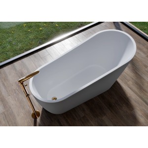 Wolnostojąca wanna z złotą armaturą na drewnianej podłodze.