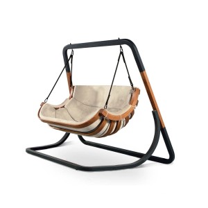 Nowoczesna huśtawka ogrodowa t.b.t. z drewnianą ramą i wygodną tapicerką.