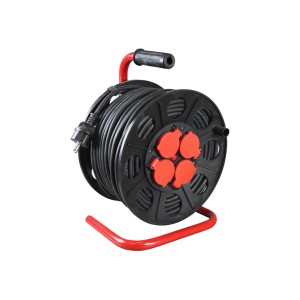 Czarny przedłużacz na bębnie z czerwoną ramą i czterema czerwonymi gniazdami.