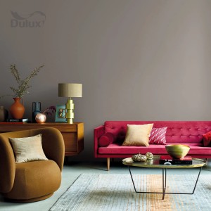 Salon z farbą do ścian t.b.t. w kolorze brązowo-szarym, czerwoną sofą i fotelem.