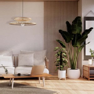 Jasna lampa wisząca t.b.t. z naturalnych materiałów w salonie.