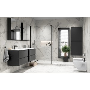 Nowoczesna łazienka z czarną szafką umywalkową, szafką z lustrem i marmurowymi płytkami.