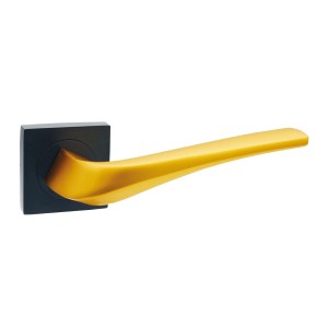 Nowoczesna klamka do drzwi w kolorze złotym i czarnym do drzwi wewnętrznych.